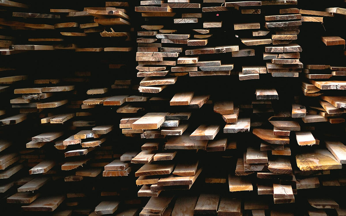 Madera aserrada apilada para fabricación de tarimas sobre medida